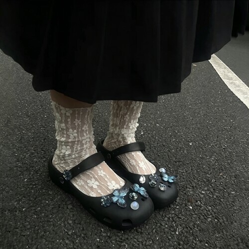 水晶蝴蝶女童芭蕾洞洞鞋2026夏季儿童玛丽珍沙滩鞋外穿包头凉拖鞋
