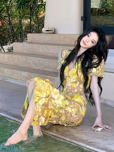 迪迪不畏同款高级感度假风黄色花朵泡泡袖V领开叉连衣裙夏季新款