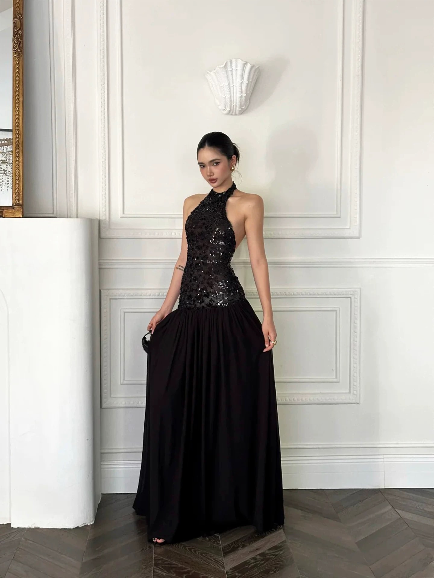 高级感亮片美背挂脖连衣裙女秋季法式礼服裙修身无袖裙子大摆长裙