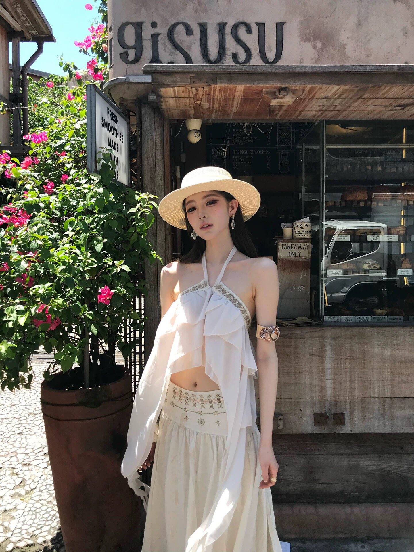 海边度假风套装女夏季气质性感荷叶边白色挂脖上衣配长裙子两件套图片