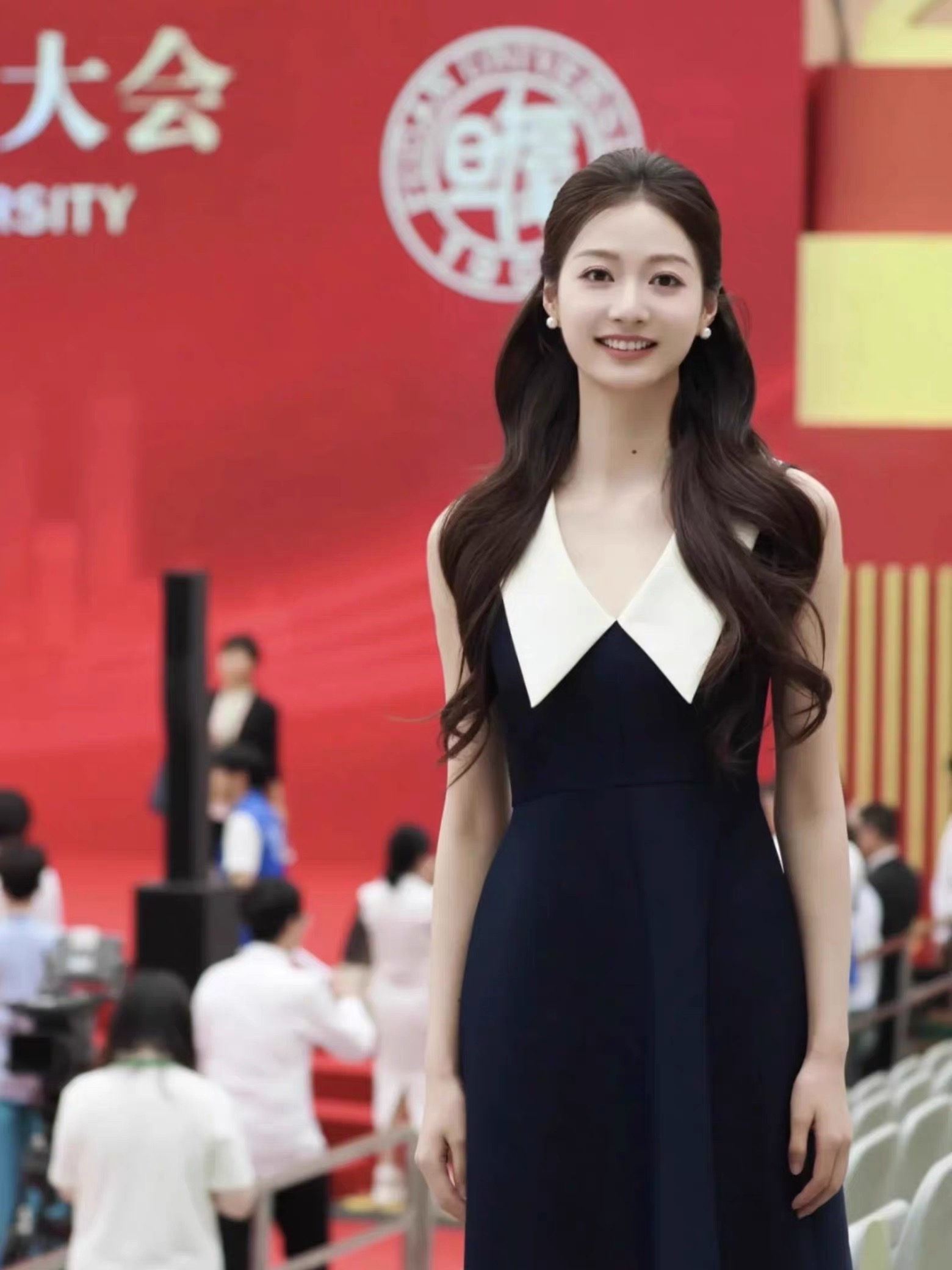 2025夏季新款法式赫本风藏青色撞白V领无袖背心修身连衣裙气质