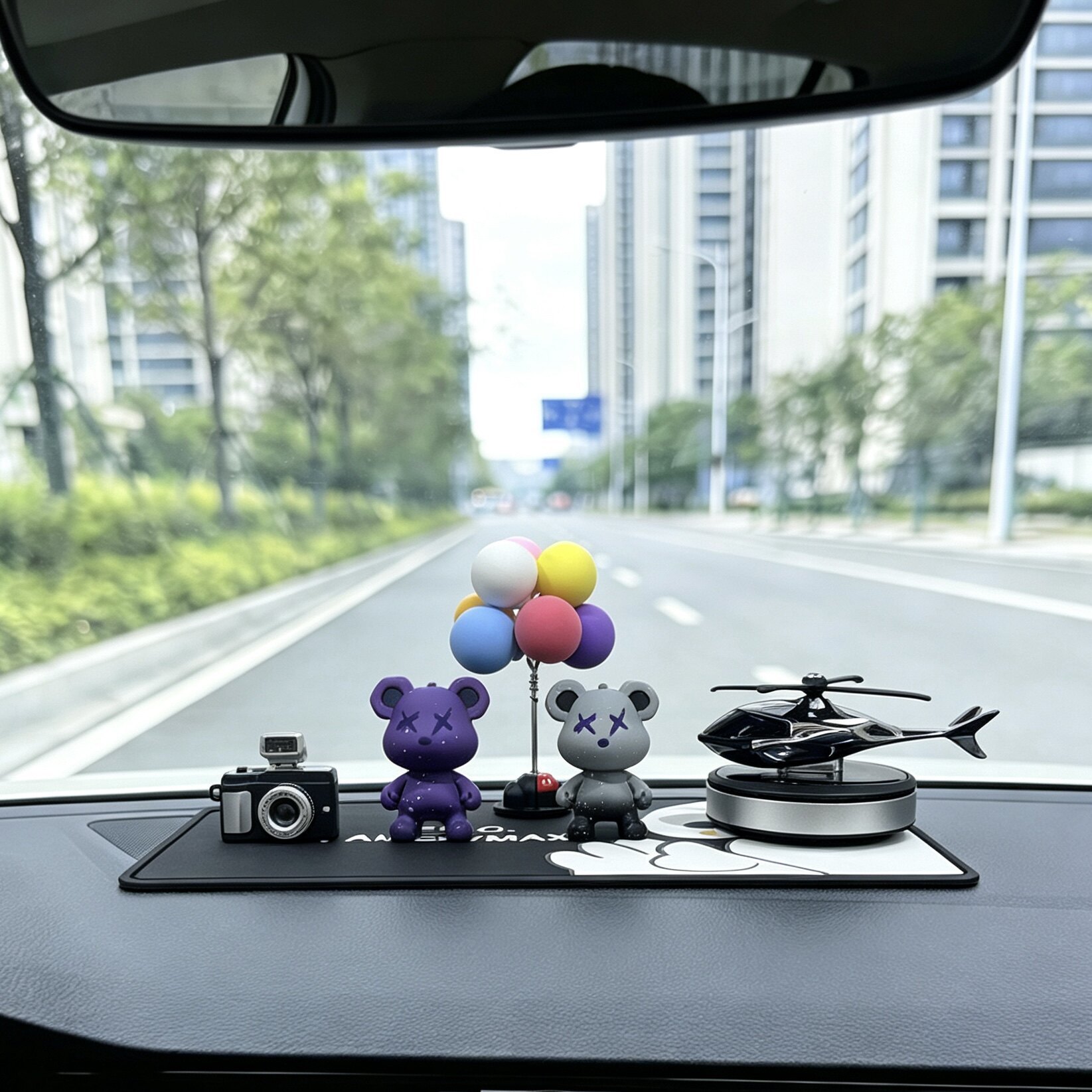可爱暴力熊太阳能旋转飞机车载香水汽车香薰摆件中控台车内装饰品