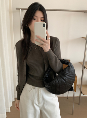 早秋韩系修身圆领长袖灰上衣女显瘦纽扣坑条纹针织衫套装秋装穿搭