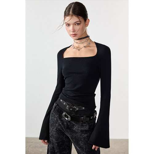 喇叭袖梯领长袖打底衫