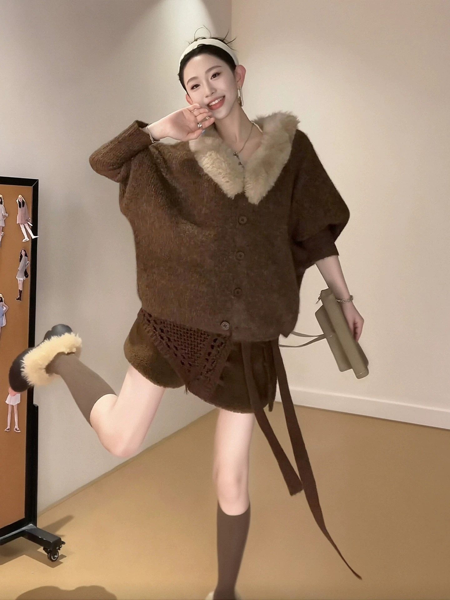 慵懒风毛领披肩外搭高级感时尚针织围巾+毛衣开衫+针织短裤套装