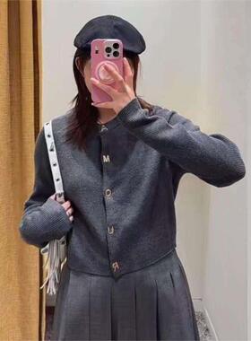 CI代购M家26春夏法式甜美纯色金色字母装饰针织开衫MFPCA00697