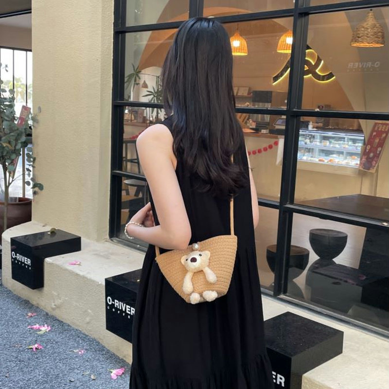 小清新斜挎小包包女ins爆款小熊草编包可爱卡通手机包百搭水桶包