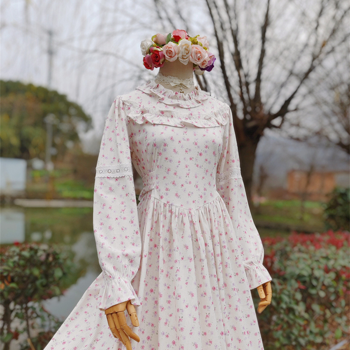 兔子大人｜手作服 复古甜美玫瑰印花灯芯绒木耳边长袖圆领连衣裙
