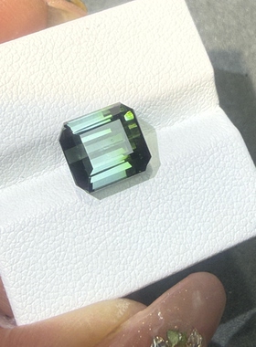 天然双色碧玺5.71克拉全净无瑕祖母绿切割火彩很好特别的一粒