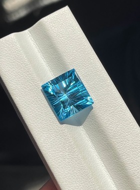 蓝色托帕石10.61克拉千禧切割微瑕