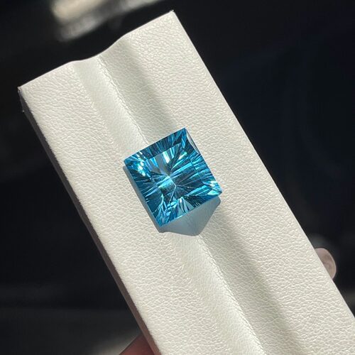 蓝色托帕石10.61克拉千禧切割微瑕