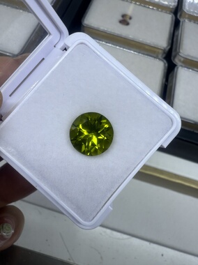 天然橄榄石5.275克拉圆形11够大够闪够漂亮