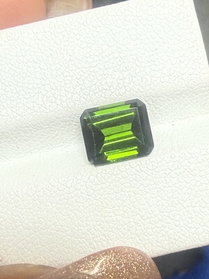 天然绿碧玺2.56克拉面上有磕碰喜欢可以私信抛光就掉哈哈