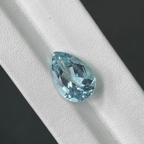 海蓝宝8.396克拉全净无暇