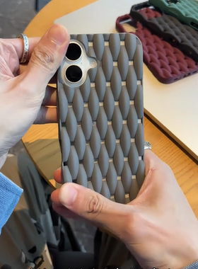 夏季新款散热镂空适用16promax手机壳iPhone15轻奢13透气网孔12pm小众11创意15plus防摔14pro网红男女保护套