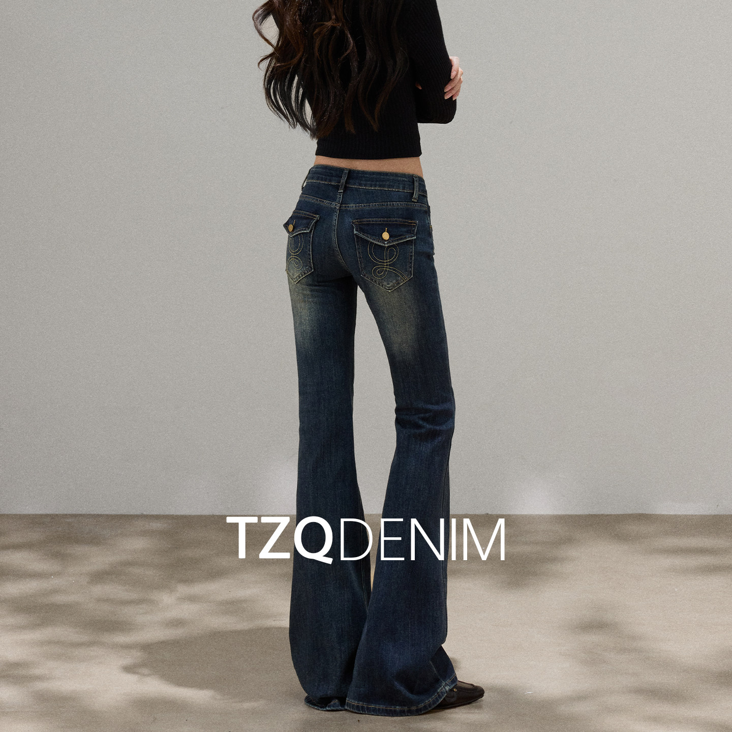淘稚气复古蓝低腰微喇牛仔裤女2026秋季新款刺绣设计感显瘦喇叭裤