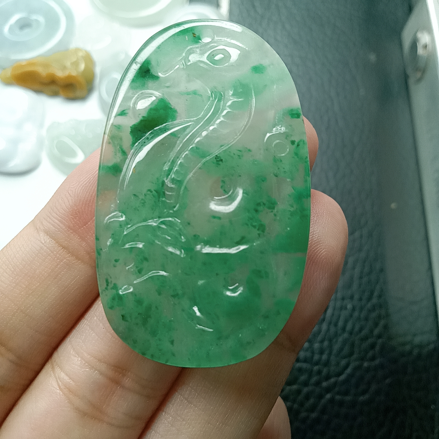 天然非洲翠冰飘花蛇吊坠