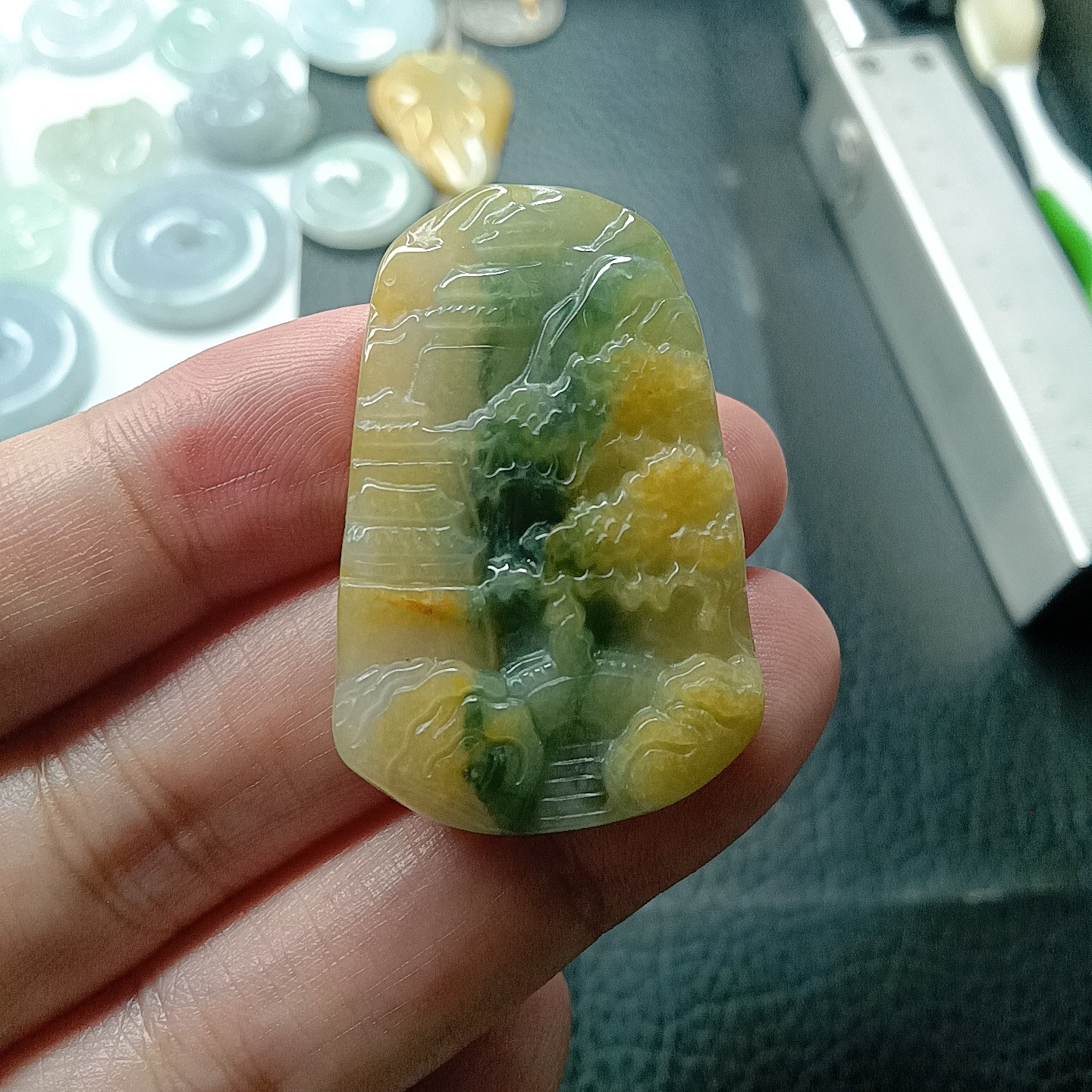 缅甸天然翡翠A货黄翡小山水吊坠