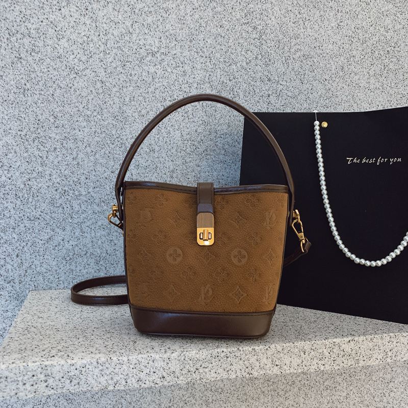 包包轻奢小众高级感水桶包女新款2025时尚百搭女士斜挎手提手拎包