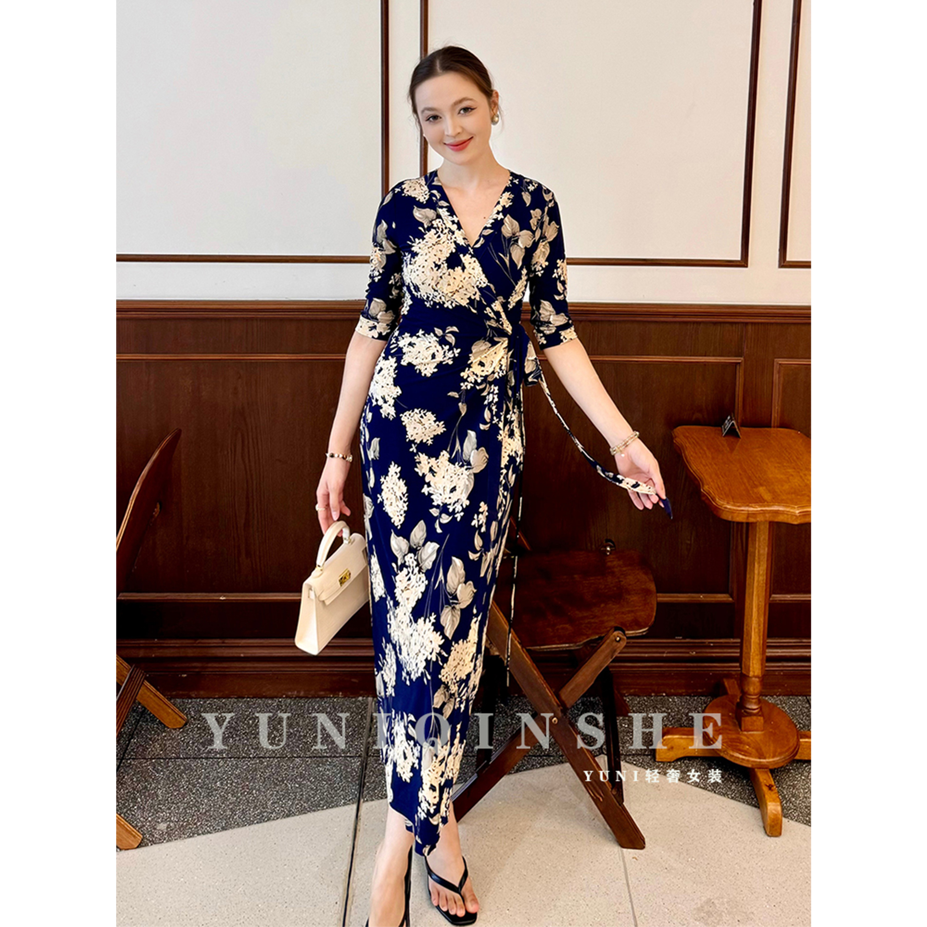 V领藏蓝色碎花收腰显瘦连衣裙