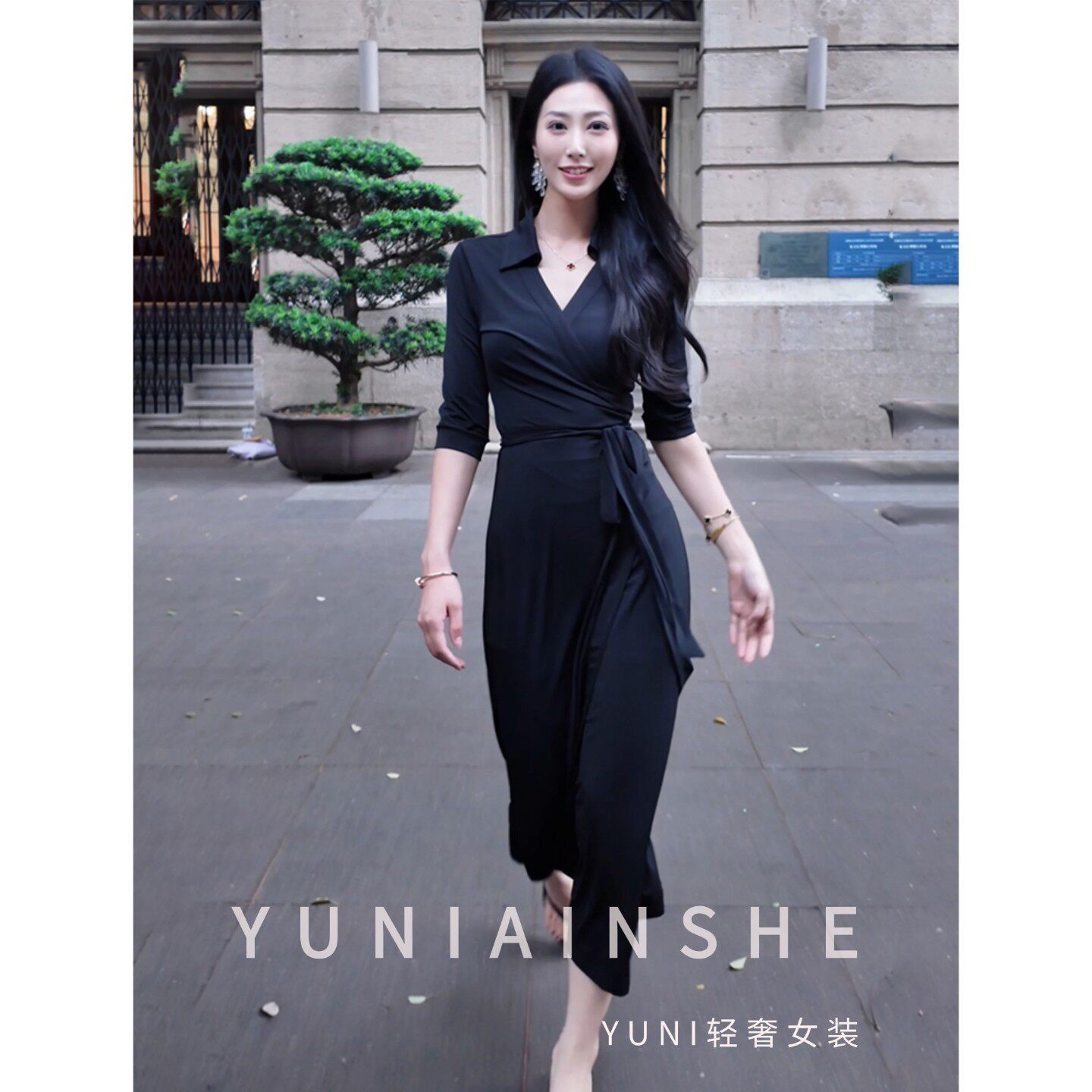 轻奢黑色一片式绑带收腰包臀裙