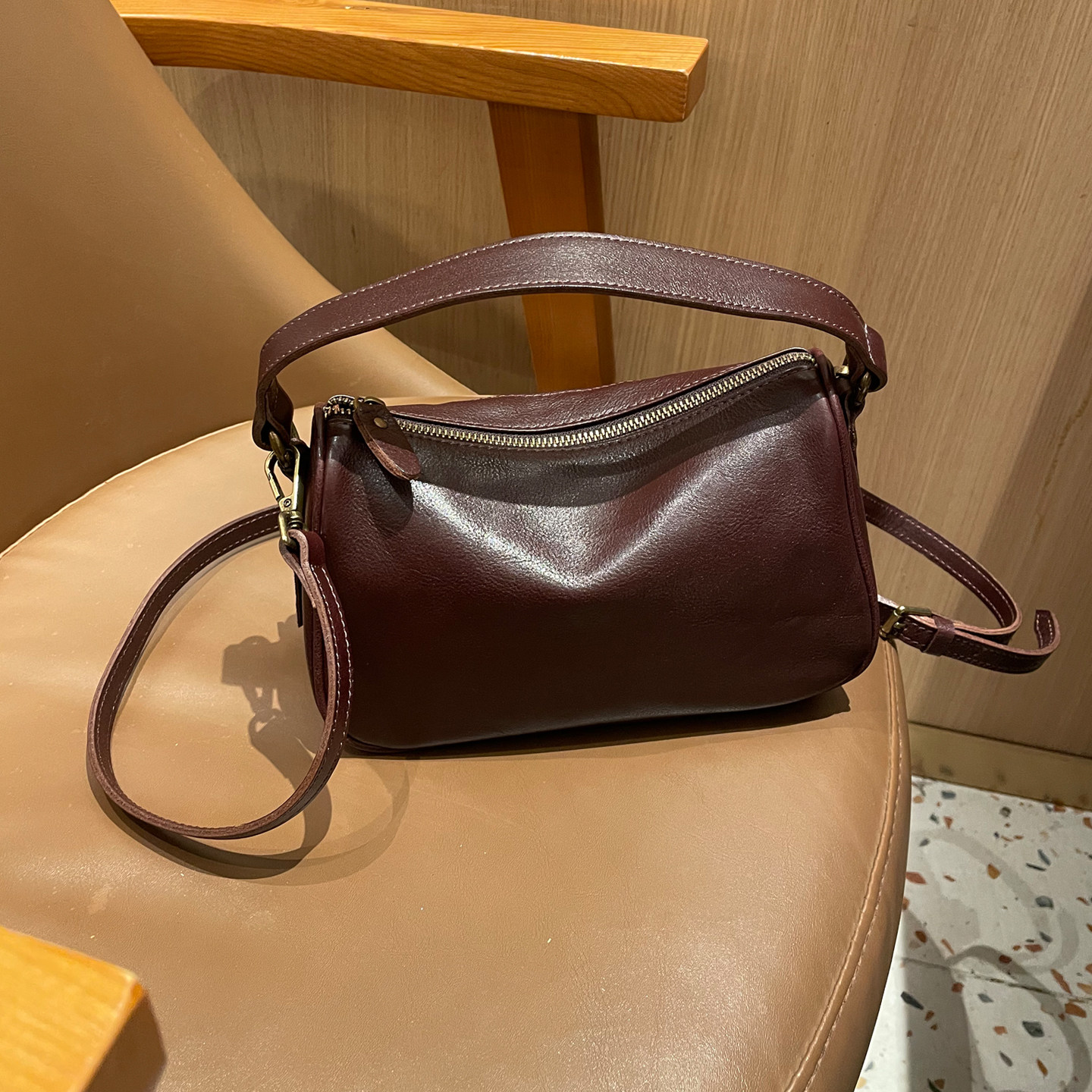 通勤复古枕头包女士头层牛皮斜挎包通勤简约手提小方包轻便单肩包