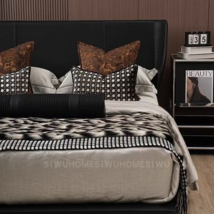 轻奢现代摩登赫本风样板间黑白焦糖色床上用品多件套软装陈设摆件