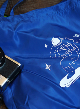 宇宙滑板手轻薄蓝色托特包 宇航员丝滑手提袋滚动版画Hammer Chen