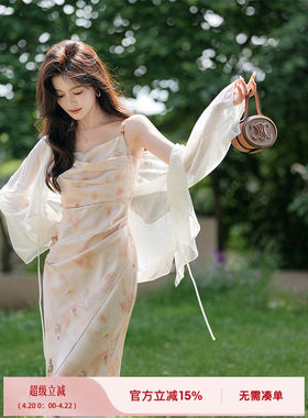 梅子熟瞭「蝶恋花」晕染印花法式吊带洋装垂折领碎花裙度假长裙女