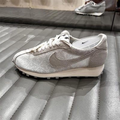 Nike女款轻便透气耐磨华夫底跑鞋