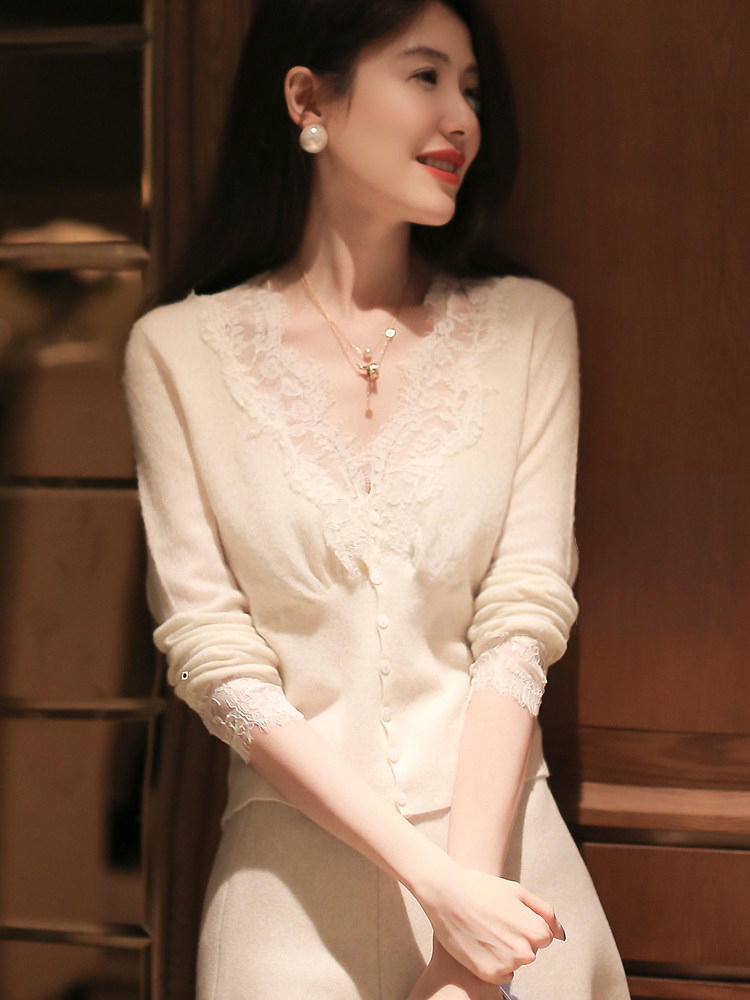 高级感洋气蕾丝边针织内搭别致上衣春装韩风温柔系性感气质打底衫