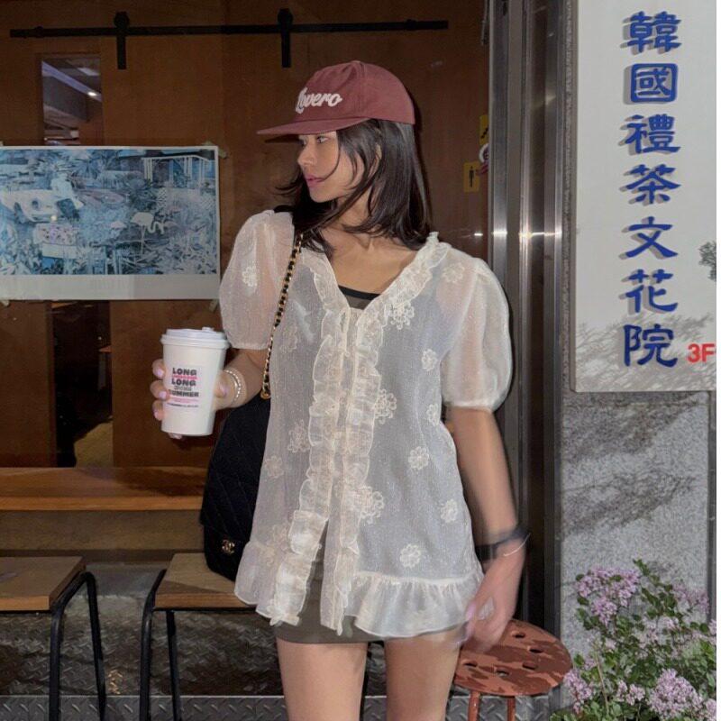 韩国chic2026夏季新品宽松木耳边装饰轻薄绣花泡泡袖单排扣上衣