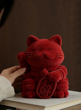 复古红色招财猫毛绒桌面摆件