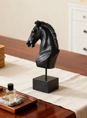 卢西亚墨黑骏马艺术装饰摆件