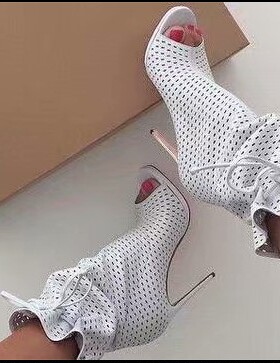 2020夏凉靴白色镂空小众款鱼嘴婚鞋超高跟另类女鞋宴会鞋真皮秋款