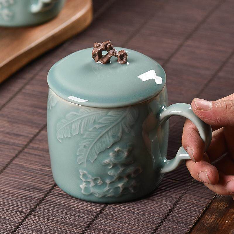 浮雕刻绘青瓷茶杯蕉叶山石图片