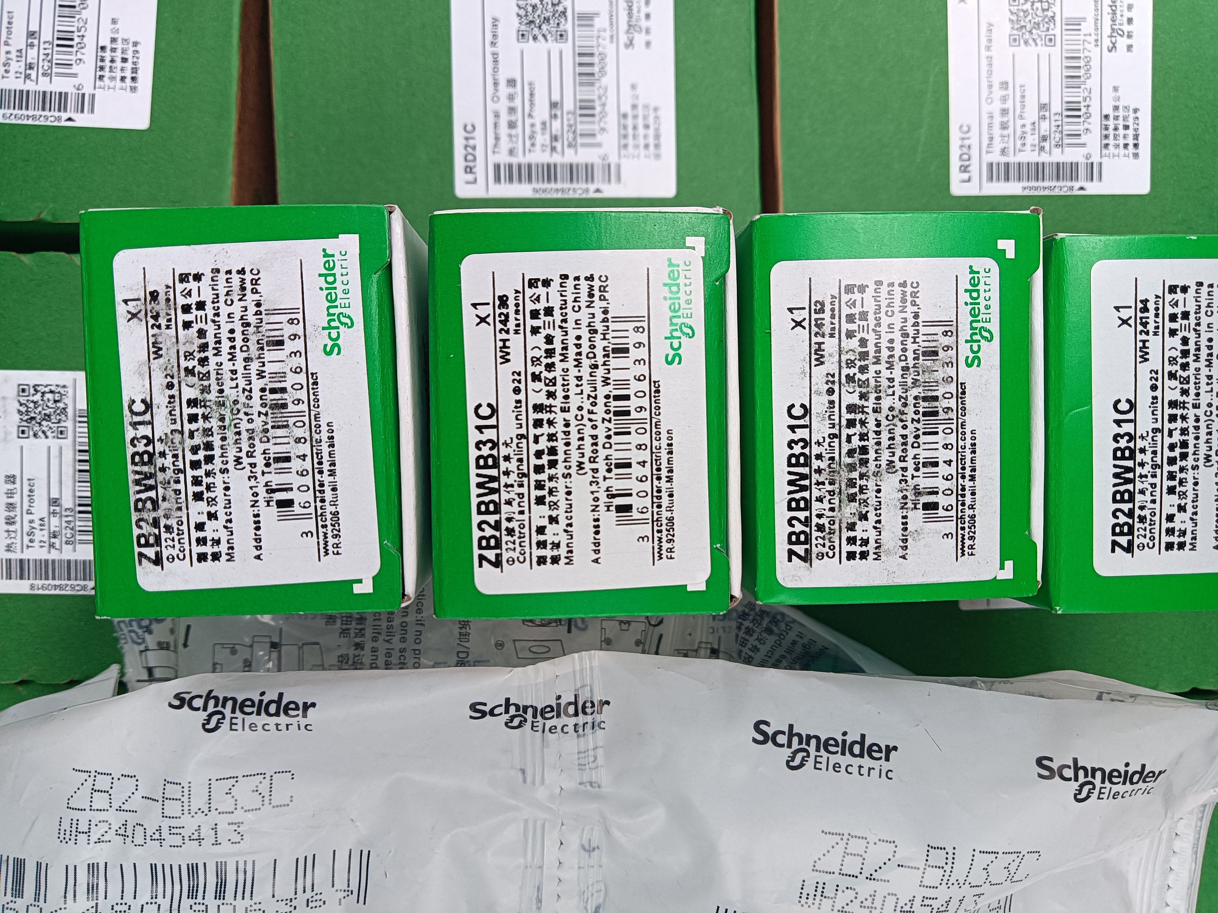 全新原装施耐德带灯按钮XB2BW33B1C