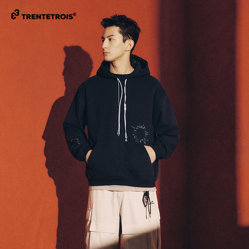 33潮牌简约休闲风连帽卫衣男宽松落肩撞色抽绳时尚上衣