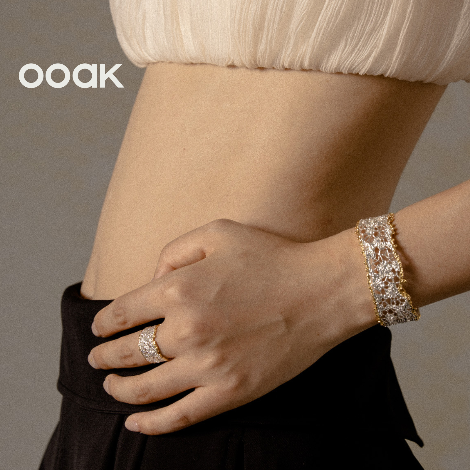 蕾丝系列银镀18K金开口手镯