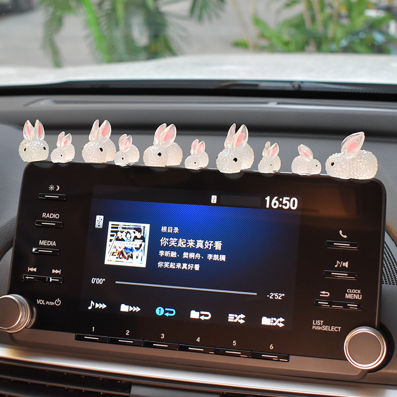 车载摆件中控台夜光小兔子可爱电动车摩托车后视镜汽车内饰装饰品