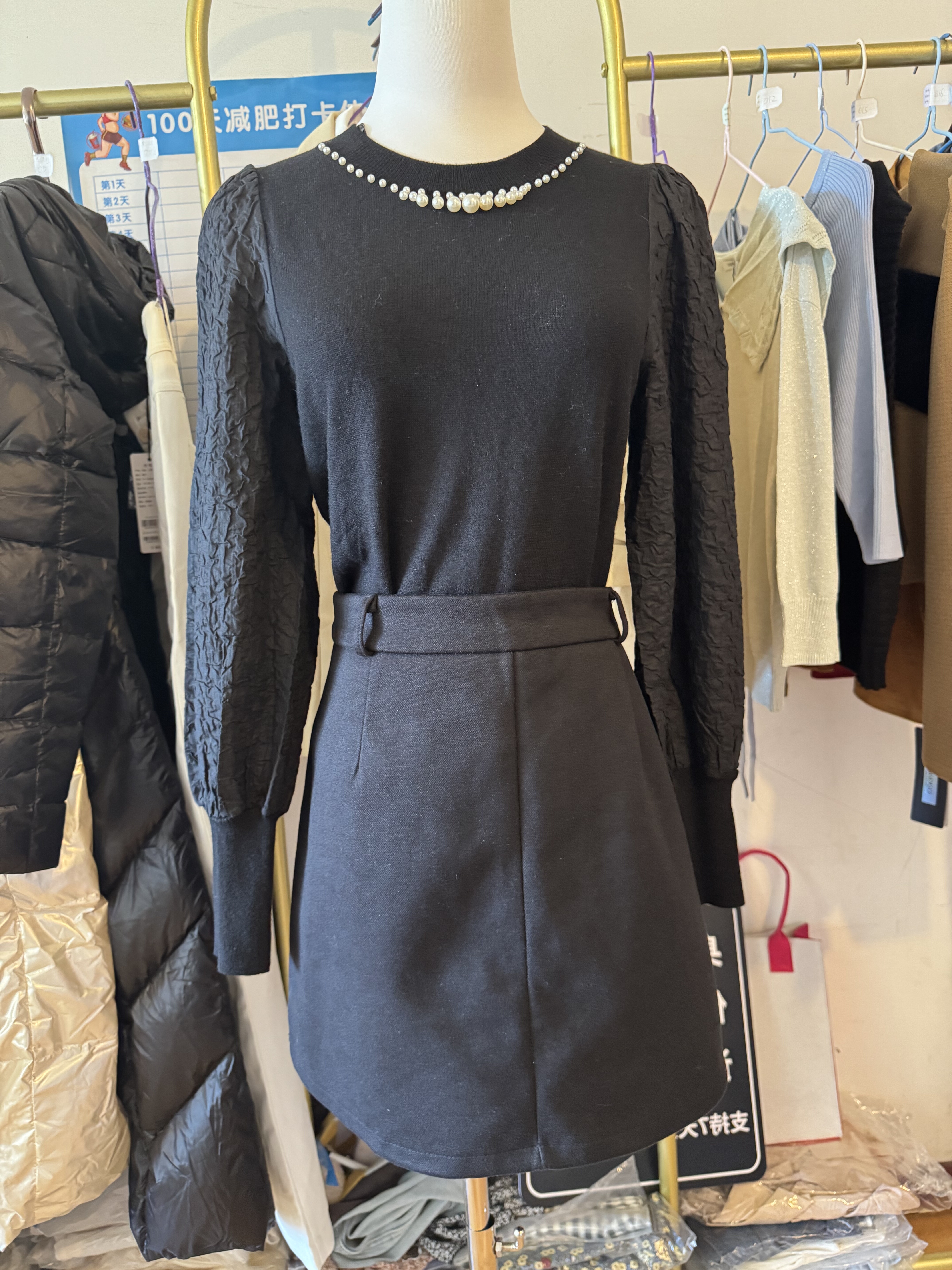 2025新款镂空设计感长袖针织衫露肩珍珠装饰圆领气质毛衣女两件套