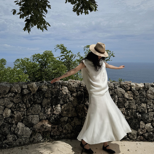 设计感立体剪裁光泽质感小白裙