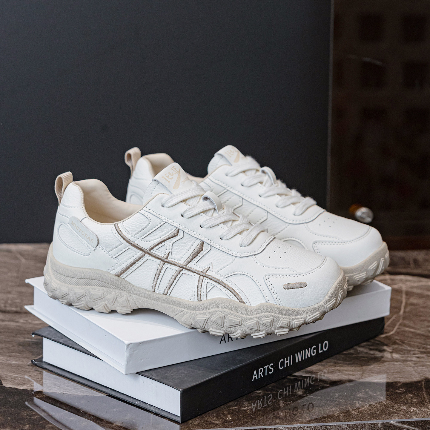 鞋子女ins潮百搭设计感小众真皮大码女鞋41-43春秋软底运动老爹鞋