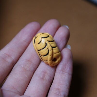 少见黄色料器德巴燃扎蝎子树脂挂件文玩手工DIY念珠侧挂随身吊坠
