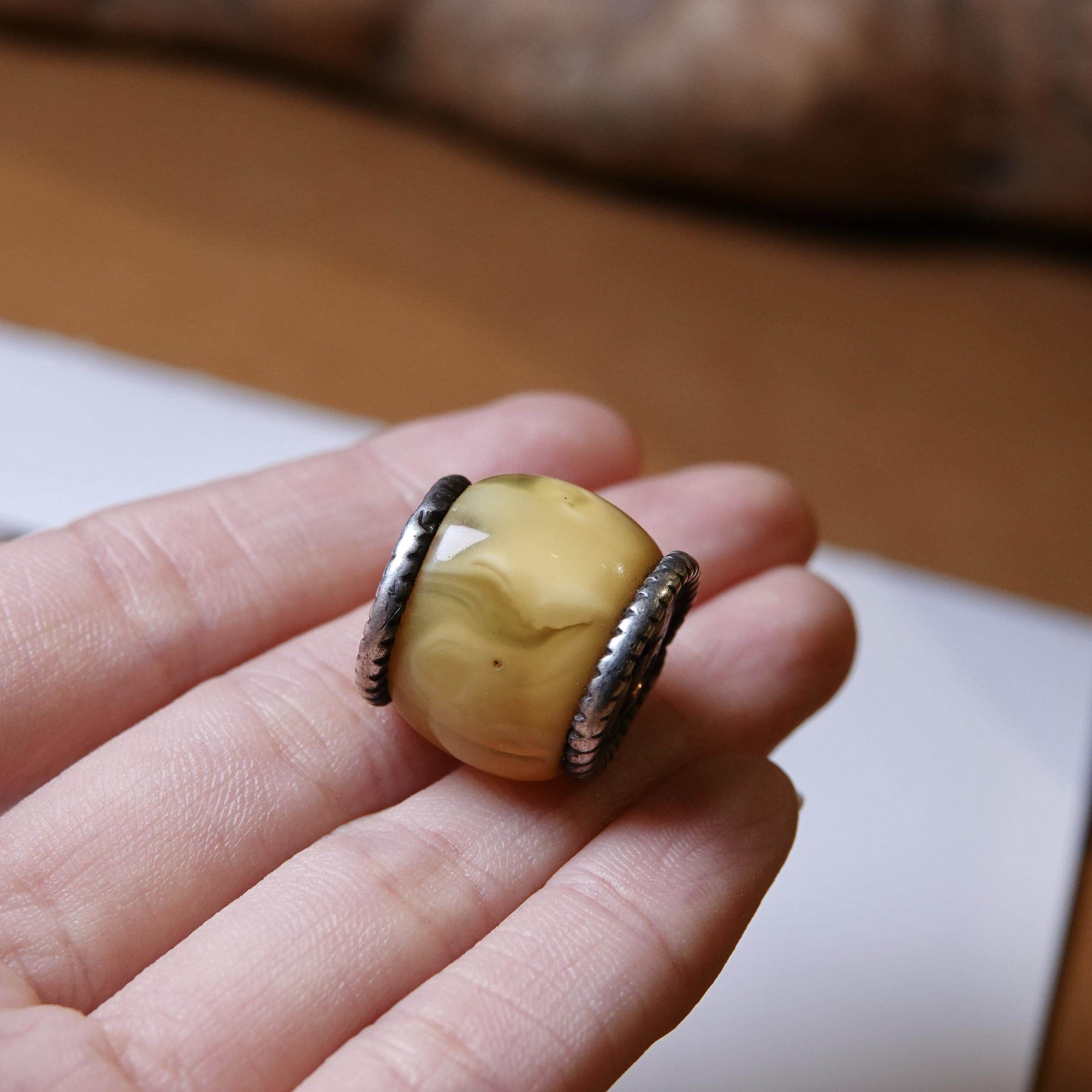藏式镶嵌老藏蜡单珠天然鸡油黄半蜜半珀文玩纯手工念珠手串顶珠
