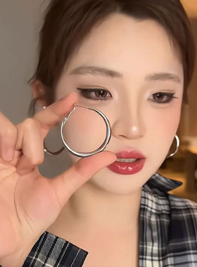 银色素圈耳环2025新款爆款轻奢高级感气质独特耳圈女耳钉圈圈耳饰