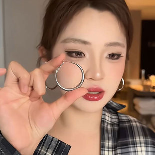 银色素圈耳环2026新款爆款轻奢高级感气质独特耳圈女耳钉圈圈耳饰