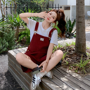 可盐可甜酒红色背带裤夏季女新款小个子学生减龄薄款休闲宽松短裤图片