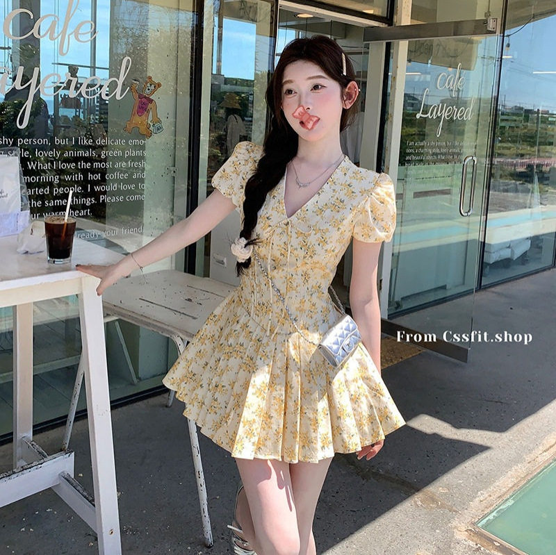 法式甜美黄色碎花v领连衣裙女夏季设计感收腰度假风辣妹百褶短裙