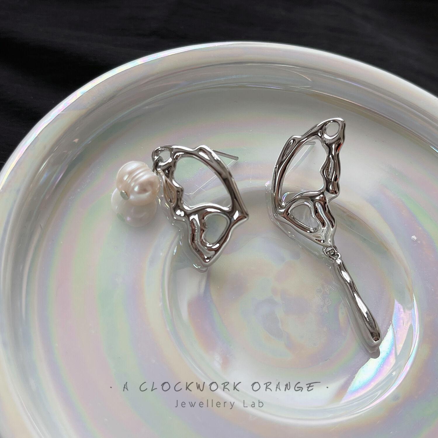 不对称镂空蝴蝶天然珍珠甜酷耳钉